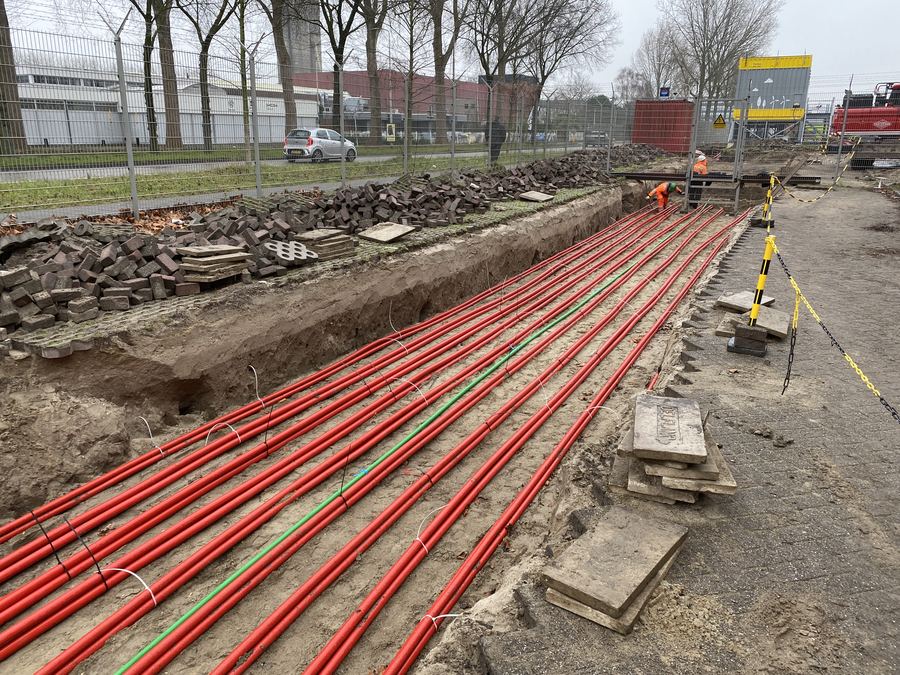 Aanleg elektriciteitskabels in sleuf