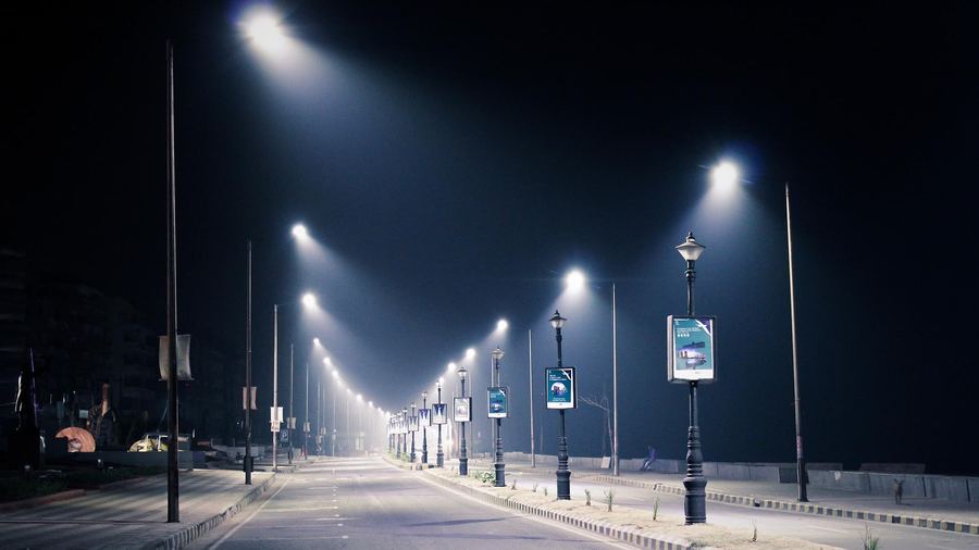Openbare verlichting langs een weg bij nacht